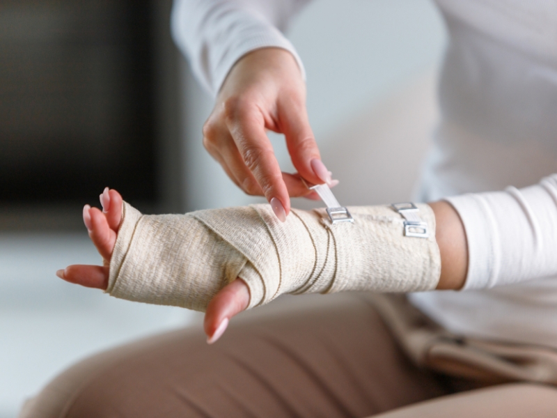 Trật Khớp Cổ Tay Phải Làm Sao? Cách Nắn Khớp Cổ Tay